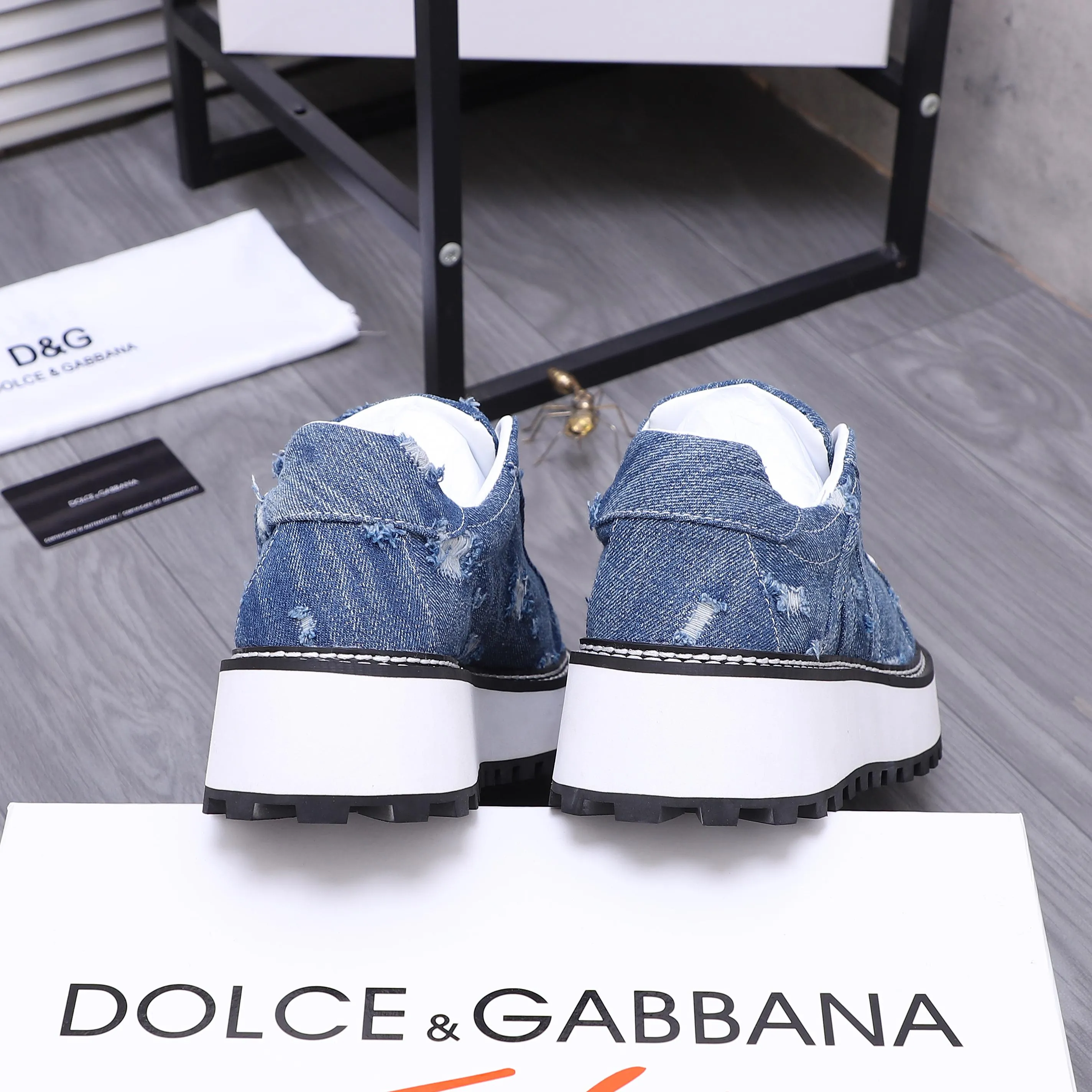 Men's shoes 💰442 Product trademark: DG (Dolce & Gabbana) casual shoes for couples. Regular size: 36-46 (45.46 is custom-made and non-returnable). Product materials: Selected denim stitching upper, leather lining, cowhide insole, non-slip rubber outsole